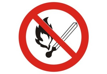 Знак P-02 (Запрещается пользоваться открытым огнем и курить)