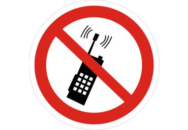 Знак P-18 (Запрещается пользоваться мобильным (сотовым) телефоном или рацией)