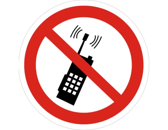 Знак P-18 (Запрещается пользоваться мобильным (сотовым) телефоном или рацией)