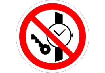 Знак P-27 (Запрещается иметь при (на) себе металлические предметы (часы и т.п.))